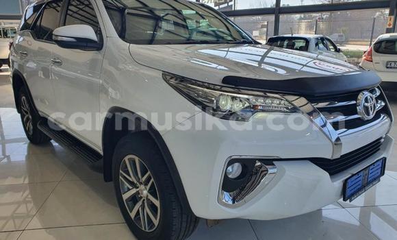Buy Used Toyota Hilux White Car in Beitbridge in Matabeleland South