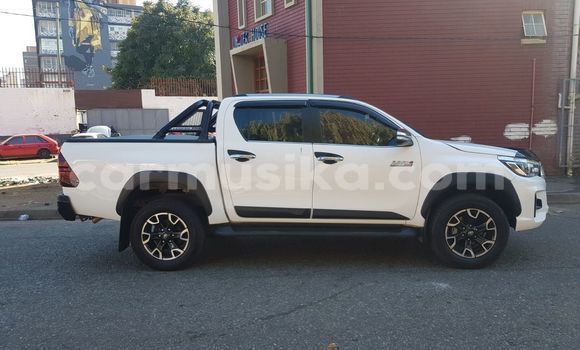 Buy Used Toyota Hilux White Car in Beitbridge in Matabeleland South