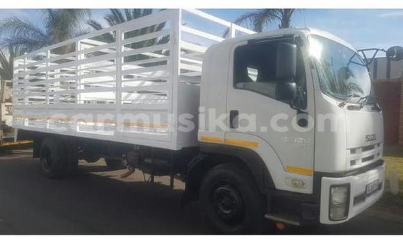 Nunua Ilio tumika Isuzu FTR 850 Nyeupe Lori ndani ya Beitbridge nchini Matabeleland Kusini