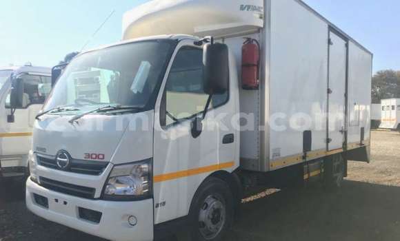 Buy Used Hino 300 Series White Truck in Beitbridge in Matabeleland South Buy Used Hino 300 Series White Truck in Beitbridge in Matabeleland South