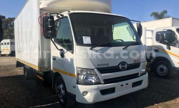 Buy Used Hino 300 Series White Truck in Beitbridge in Matabeleland South Buy Used Hino 300 Series White Truck in Beitbridge in Matabeleland South