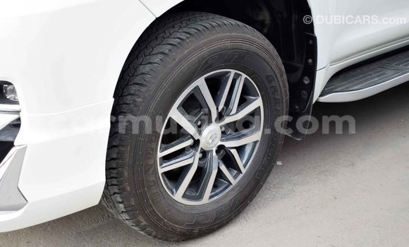 Acheter Import Voiture Toyota Prado Blanc à Import - Dubai, Harare Acheter Import Voiture Toyota Prado Blanc à Import - Dubai, Harare
