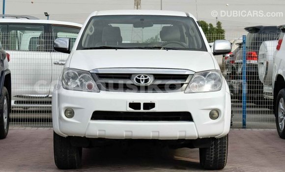 Acheter Import Voiture Toyota Fortuner Blanc à Import - Dubai, Harare Acheter Import Voiture Toyota Fortuner Blanc à Import - Dubai, Harare