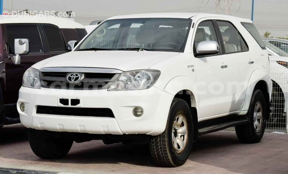 Acheter Import Voiture Toyota Fortuner Blanc à Import - Dubai, Harare Acheter Import Voiture Toyota Fortuner Blanc à Import - Dubai, Harare