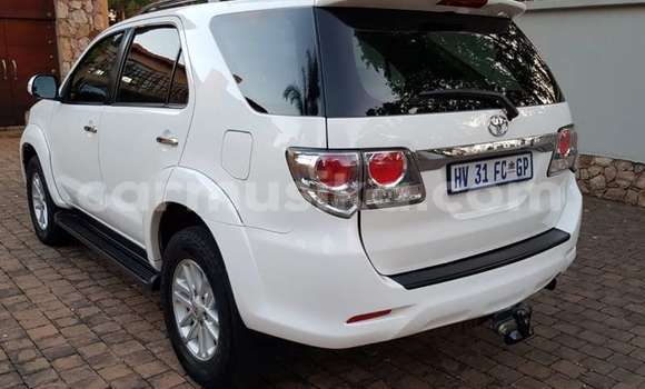 Acheter Occasion Voiture Toyota Fortuner Blanc à Beitbridge, Matabeleland South Acheter Occasion Voiture Toyota Fortuner Blanc à Beitbridge, Matabeleland South
