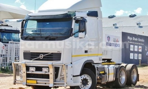 Nunua Ilio tumika Volvo F4 Nyeupe Lori ndani ya Beitbridge nchini Matabeleland Kusini