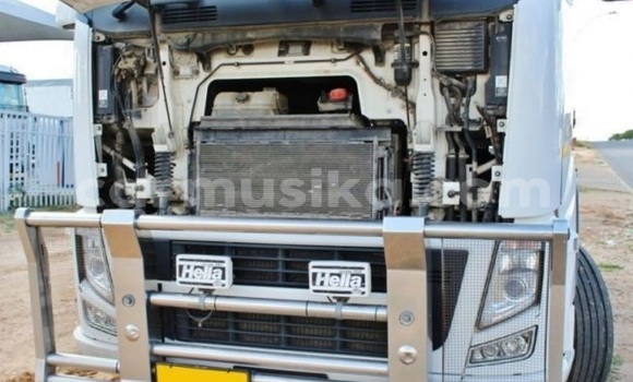 Nunua Ilio tumika Volvo F4 Nyeupe Lori ndani ya Beitbridge nchini Matabeleland Kusini Nunua Ilio tumika Volvo F4 Nyeupe Lori ndani ya Beitbridge nchini Matabeleland Kusini