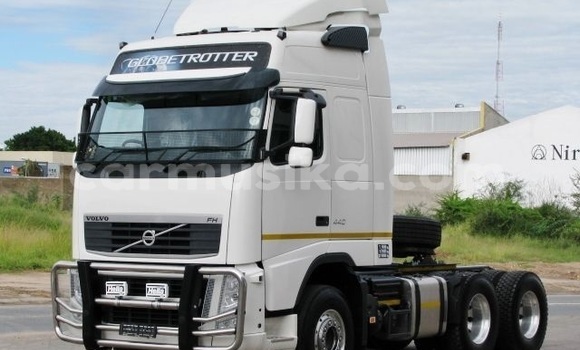 Nunua Ilio tumika Volvo F4 Nyeupe Lori ndani ya Beitbridge nchini Matabeleland Kusini