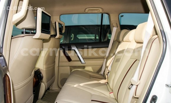 Acheter Import Voiture Toyota Prado Blanc à Import - Dubai, Harare Acheter Import Voiture Toyota Prado Blanc à Import - Dubai, Harare