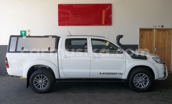 Tenga Tsaru Toyota Hilux Chena Mota in Beitbridge in Matabeleland South