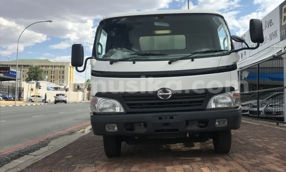 Nunua Ilio tumika Hino 300 Series Nyeupe Lori ndani ya Beitbridge nchini Matabeleland Kusini Nunua Ilio tumika Hino 300 Series Nyeupe Lori ndani ya Beitbridge nchini Matabeleland Kusini