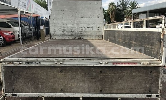 Nunua Ilio tumika Hino 300 Series Nyeupe Lori ndani ya Beitbridge nchini Matabeleland Kusini Nunua Ilio tumika Hino 300 Series Nyeupe Lori ndani ya Beitbridge nchini Matabeleland Kusini