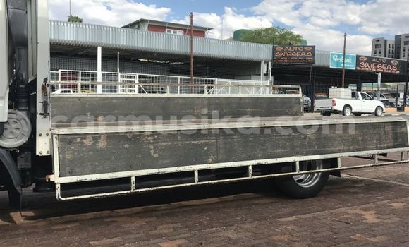 Nunua Ilio tumika Hino 300 Series Nyeupe Lori ndani ya Beitbridge nchini Matabeleland Kusini Nunua Ilio tumika Hino 300 Series Nyeupe Lori ndani ya Beitbridge nchini Matabeleland Kusini