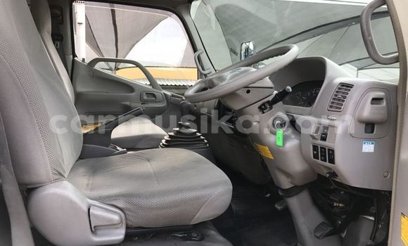 Nunua Ilio tumika Hino 300 Series Nyeupe Lori ndani ya Beitbridge nchini Matabeleland Kusini Nunua Ilio tumika Hino 300 Series Nyeupe Lori ndani ya Beitbridge nchini Matabeleland Kusini