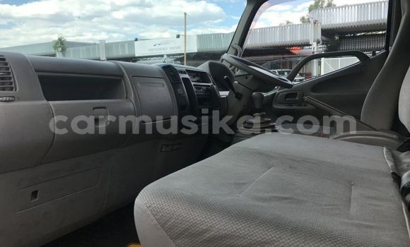 Nunua Ilio tumika Hino 300 Series Nyeupe Lori ndani ya Beitbridge nchini Matabeleland Kusini Nunua Ilio tumika Hino 300 Series Nyeupe Lori ndani ya Beitbridge nchini Matabeleland Kusini