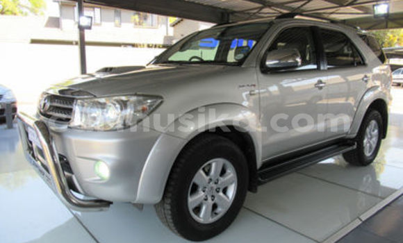 Nunua Ilio tumika Toyota Fortuner Fedha Gari ndani ya Beitbridge nchini Matabeleland Kusini Nunua Ilio tumika Toyota Fortuner Fedha Gari ndani ya Beitbridge nchini Matabeleland Kusini