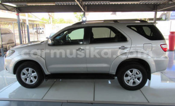 Nunua Ilio tumika Toyota Fortuner Fedha Gari ndani ya Beitbridge nchini Matabeleland Kusini Nunua Ilio tumika Toyota Fortuner Fedha Gari ndani ya Beitbridge nchini Matabeleland Kusini