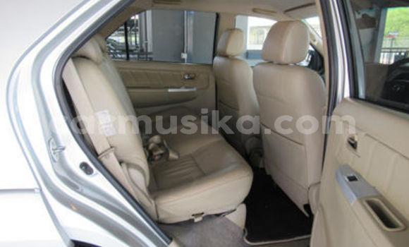 Nunua Ilio tumika Toyota Fortuner Fedha Gari ndani ya Beitbridge nchini Matabeleland Kusini Nunua Ilio tumika Toyota Fortuner Fedha Gari ndani ya Beitbridge nchini Matabeleland Kusini