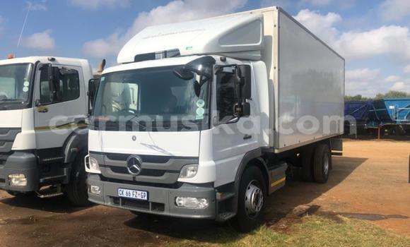 Acheter Occasion Utilitaire Mercedes‒Benz Truck Blanc à Beitbridge, Matabeleland South Acheter Occasion Utilitaire Mercedes‒Benz Truck Blanc à Beitbridge, Matabeleland South