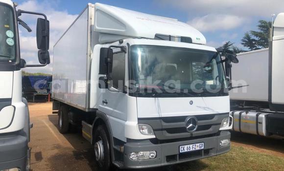Acheter Occasion Utilitaire Mercedes‒Benz Truck Blanc à Beitbridge, Matabeleland South Acheter Occasion Utilitaire Mercedes‒Benz Truck Blanc à Beitbridge, Matabeleland South