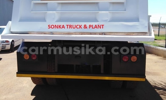 Nunua Ilio tumika Volvo F4 Nyeupe Lori ndani ya Alexandra Park nchini Harare