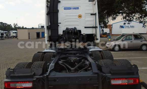 Nunua Ilio tumika Volvo 480 Nyeupe Gari ndani ya Beitbridge nchini Matabeleland Kusini Nunua Ilio tumika Volvo 480 Nyeupe Gari ndani ya Beitbridge nchini Matabeleland Kusini