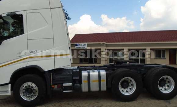 Nunua Ilio tumika Volvo 480 Nyeupe Gari ndani ya Beitbridge nchini Matabeleland Kusini Nunua Ilio tumika Volvo 480 Nyeupe Gari ndani ya Beitbridge nchini Matabeleland Kusini