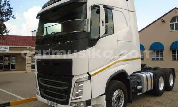 Nunua Ilio tumika Volvo 480 Nyeupe Gari ndani ya Beitbridge nchini Matabeleland Kusini Nunua Ilio tumika Volvo 480 Nyeupe Gari ndani ya Beitbridge nchini Matabeleland Kusini