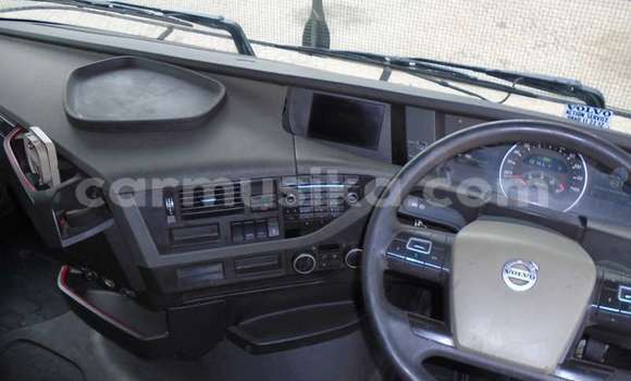 Nunua Ilio tumika Volvo 480 Nyeupe Gari ndani ya Beitbridge nchini Matabeleland Kusini Nunua Ilio tumika Volvo 480 Nyeupe Gari ndani ya Beitbridge nchini Matabeleland Kusini