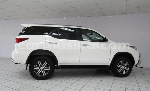 Nunua Ilio tumika Toyota Fortuner Nyeupe Gari ndani ya Beitbridge nchini Matabeleland Kusini