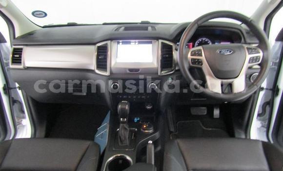 Acheter Occasion Voiture Ford Everest Blanc à Beitbridge, Matabeleland South Acheter Occasion Voiture Ford Everest Blanc à Beitbridge, Matabeleland South