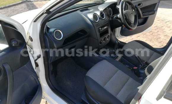 Acheter Occasion Voiture Ford Ikon Blanc à Beitbridge, Matabeleland South Acheter Occasion Voiture Ford Ikon Blanc à Beitbridge, Matabeleland South
