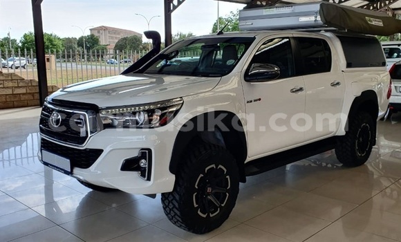 Buy Used Toyota Hilux White Car in Beitbridge in Matabeleland South