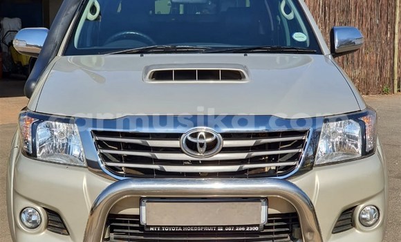 Tenga Tsaru Toyota Hilux Sirivha Mota in Beitbridge in Matabeleland South Tenga Tsaru Toyota Hilux Sirivha Mota in Beitbridge in Matabeleland South