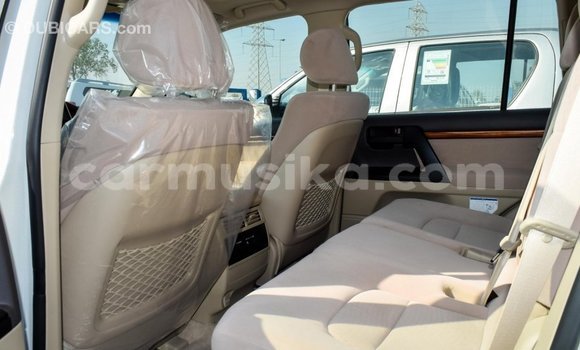 Tenga Imported Toyota Land Cruiser Chena Mota in Import - Dubai in Harare Tenga Imported Toyota Land Cruiser Chena Mota in Import - Dubai in Harare