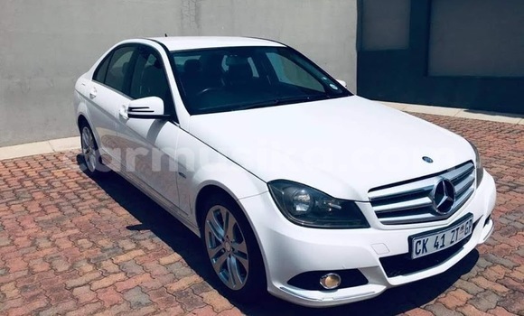 Nunua Ilio tumika Mercedes‒Benz C–Class Nyeupe Gari ndani ya Beitbridge nchini Matabeleland Kusini