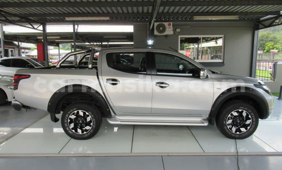 Nunua Ilio tumika Mitsubishi Triton Fedha Gari ndani ya Alexandra Park nchini Harare