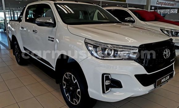 Buy Used Toyota Hilux White Car in Beitbridge in Matabeleland South