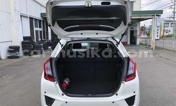 Acheter Occasion Voiture Honda Fit Blanc à Beitbridge, Matabeleland South Acheter Occasion Voiture Honda Fit Blanc à Beitbridge, Matabeleland South