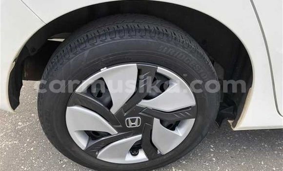 Acheter Occasion Voiture Honda Fit Blanc à Beitbridge, Matabeleland South Acheter Occasion Voiture Honda Fit Blanc à Beitbridge, Matabeleland South