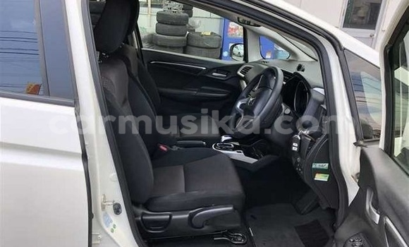 Acheter Occasion Voiture Honda Fit Blanc à Beitbridge, Matabeleland South Acheter Occasion Voiture Honda Fit Blanc à Beitbridge, Matabeleland South