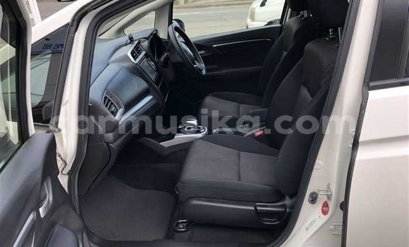 Acheter Occasion Voiture Honda Fit Blanc à Beitbridge, Matabeleland South Acheter Occasion Voiture Honda Fit Blanc à Beitbridge, Matabeleland South