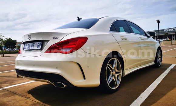 Buy Used Mercedes‒Benz C–Class White Car in Beitbridge in Matabeleland South Buy Used Mercedes‒Benz C–Class White Car in Beitbridge in Matabeleland South