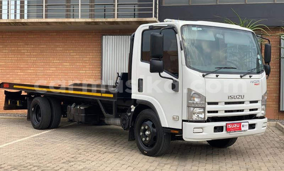 Buy Used Isuzu Axiom White Car in Beitbridge in Matabeleland South