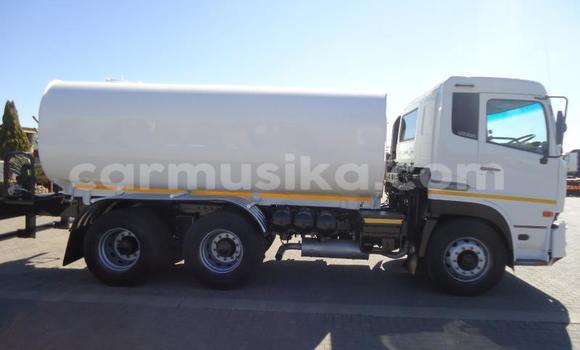 Nunua Ilio tumika Nissan UD Nyeupe Lori ndani ya Beitbridge nchini Matabeleland Kusini