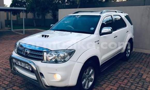 Nunua Ilio tumika Toyota Fortuner Nyeupe Gari ndani ya Beitbridge nchini Matabeleland Kusini