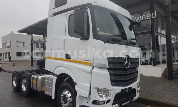 Nunua Ilio tumika Mercedes‒Benz Truck Nyeupe Lori ndani ya Beitbridge nchini Matabeleland Kusini