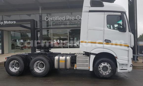Buy Used Mercedes‒Benz Truck White Truck in Beitbridge in Matabeleland South Buy Used Mercedes‒Benz Truck White Truck in Beitbridge in Matabeleland South