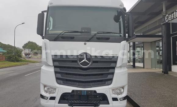 Buy Used Mercedes‒Benz Truck White Truck in Beitbridge in Matabeleland South Buy Used Mercedes‒Benz Truck White Truck in Beitbridge in Matabeleland South
