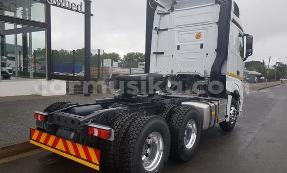 Buy Used Mercedes‒Benz Truck White Truck in Beitbridge in Matabeleland South Buy Used Mercedes‒Benz Truck White Truck in Beitbridge in Matabeleland South